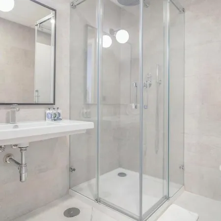Awesome In With 3 Bedrooms, Wifi And Outdoor Swimming Pool דירה